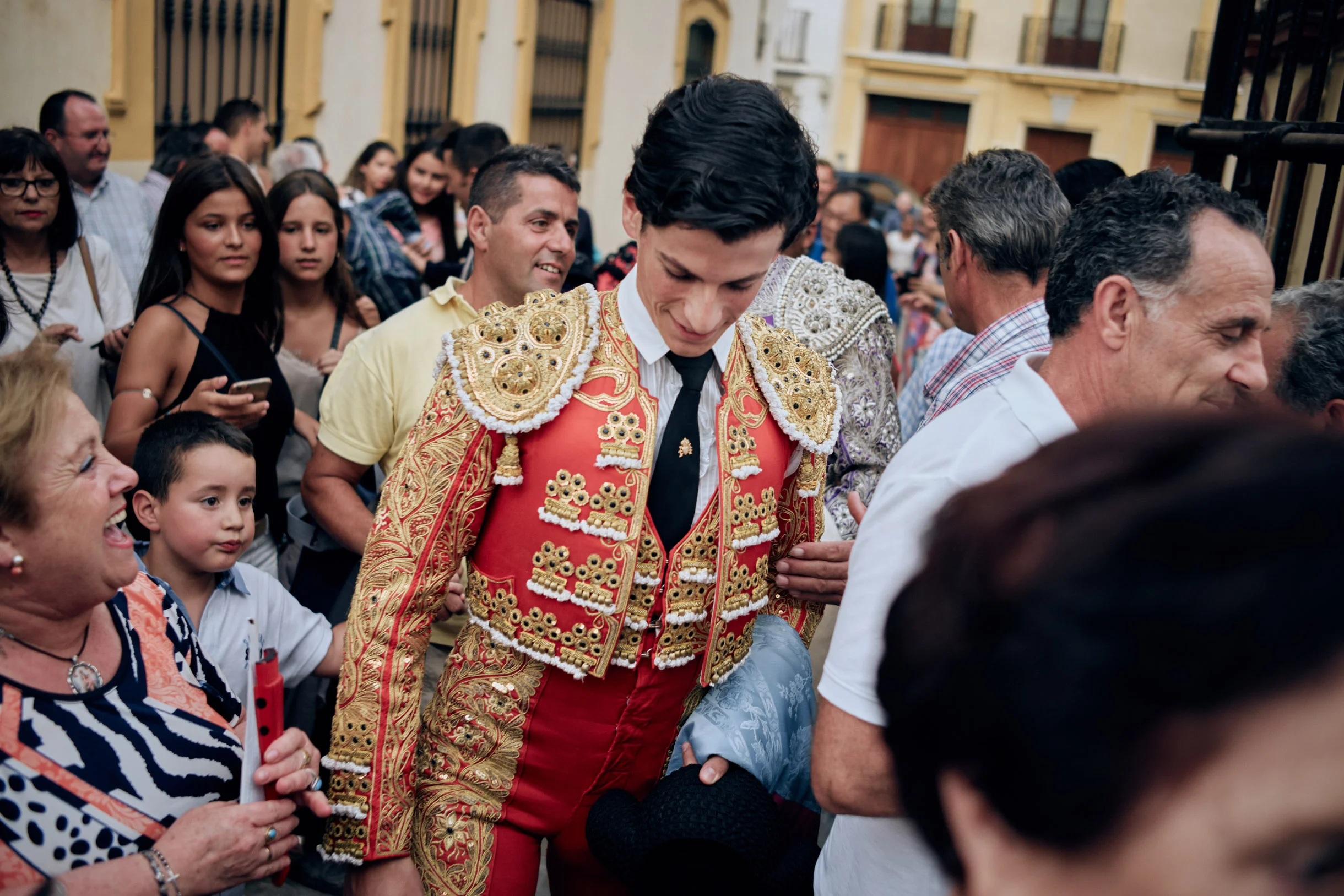 Novilleros Am Hintereingang des Plaza de Toros de la Maestranza , der Stierkampfarena in Sevilla, warten Fans und Anhänger. Bereits Jungstierkämpfer werden mitunter gefeiert wie Popstars.