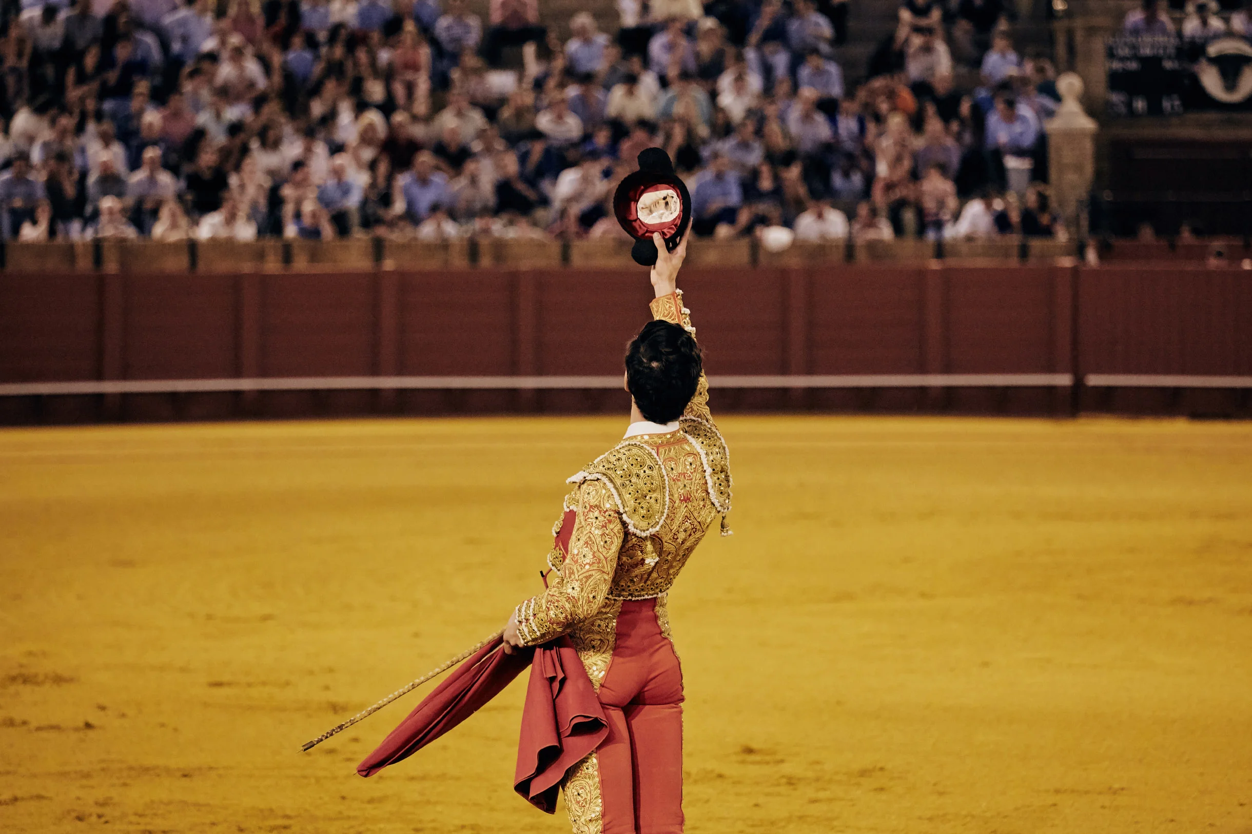 Novilleros Vor dem Kampf widmet der Torero den Tod des Stieres seinem Publikum. Dafür hebt er die Montera und wirft sie anschließend hinter sich in den Sand. Zeigt die Öffnung nach unten, symbolisiert dies Glück.