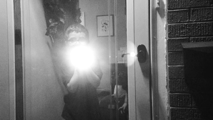 elliott_flashlight.gif