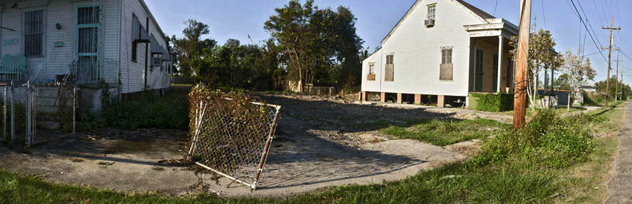 New_Orleans_LA_Open_Gate_Next_To_Empty_Lot_2008.jpg