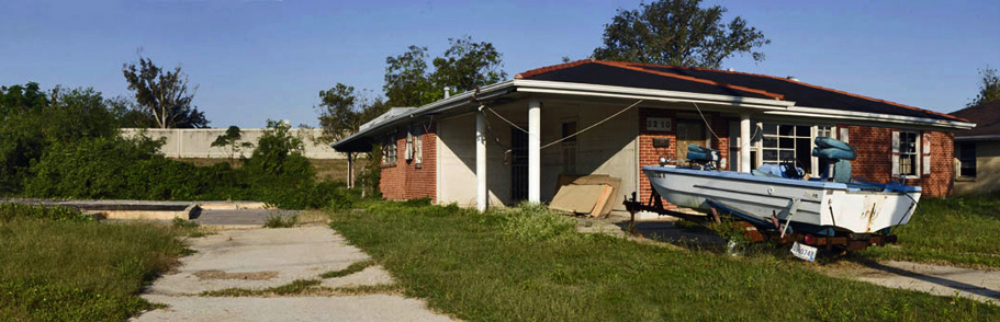 New_Orleans_LA_Boat_In_Empty_home_And_Remaining_Garage_Slab_2008.jpg