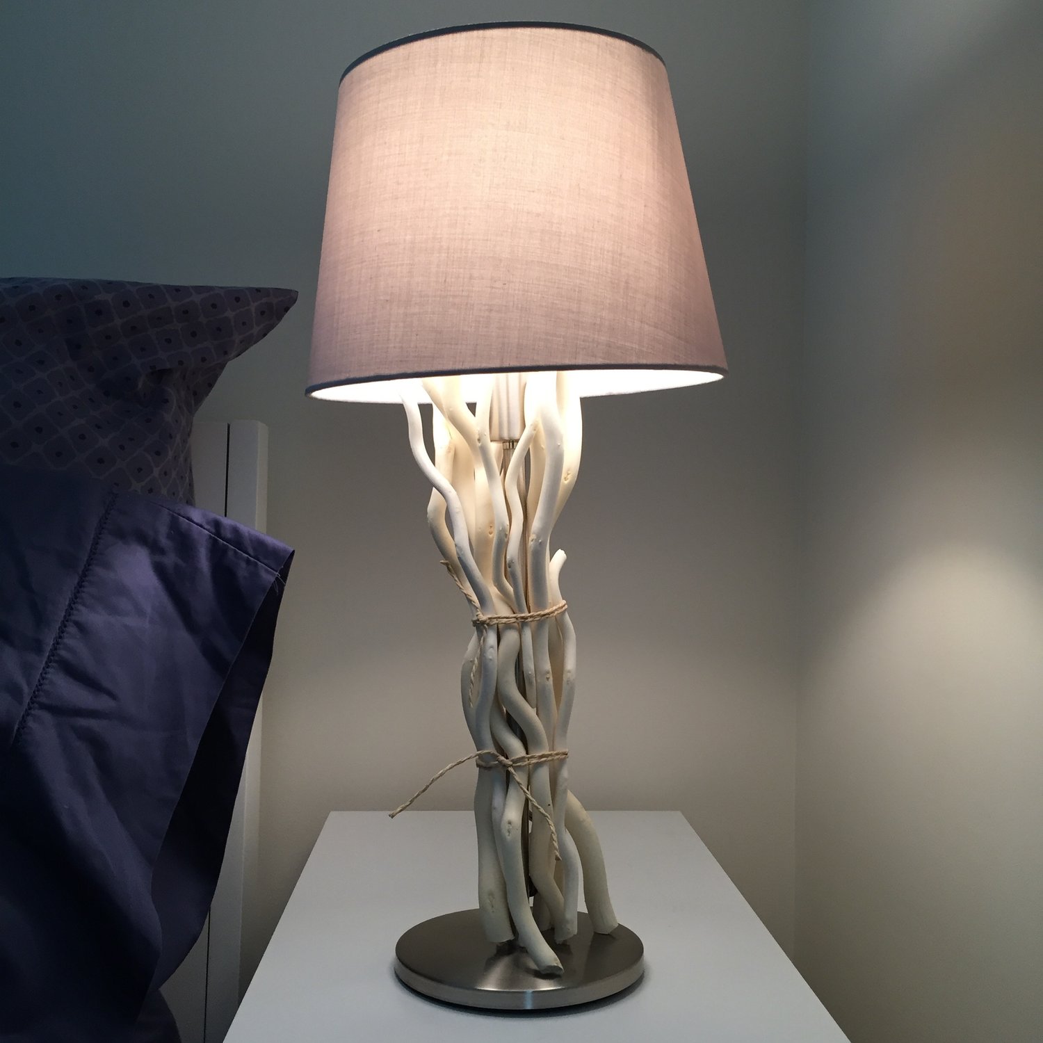 декоративный торшер. торшер в интерьере. торшер на трех деревянных ножках. необычные торшеры. изготовление торшеров.