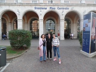 Mimi, Candy and Alli at Stazione Pisa Centrale