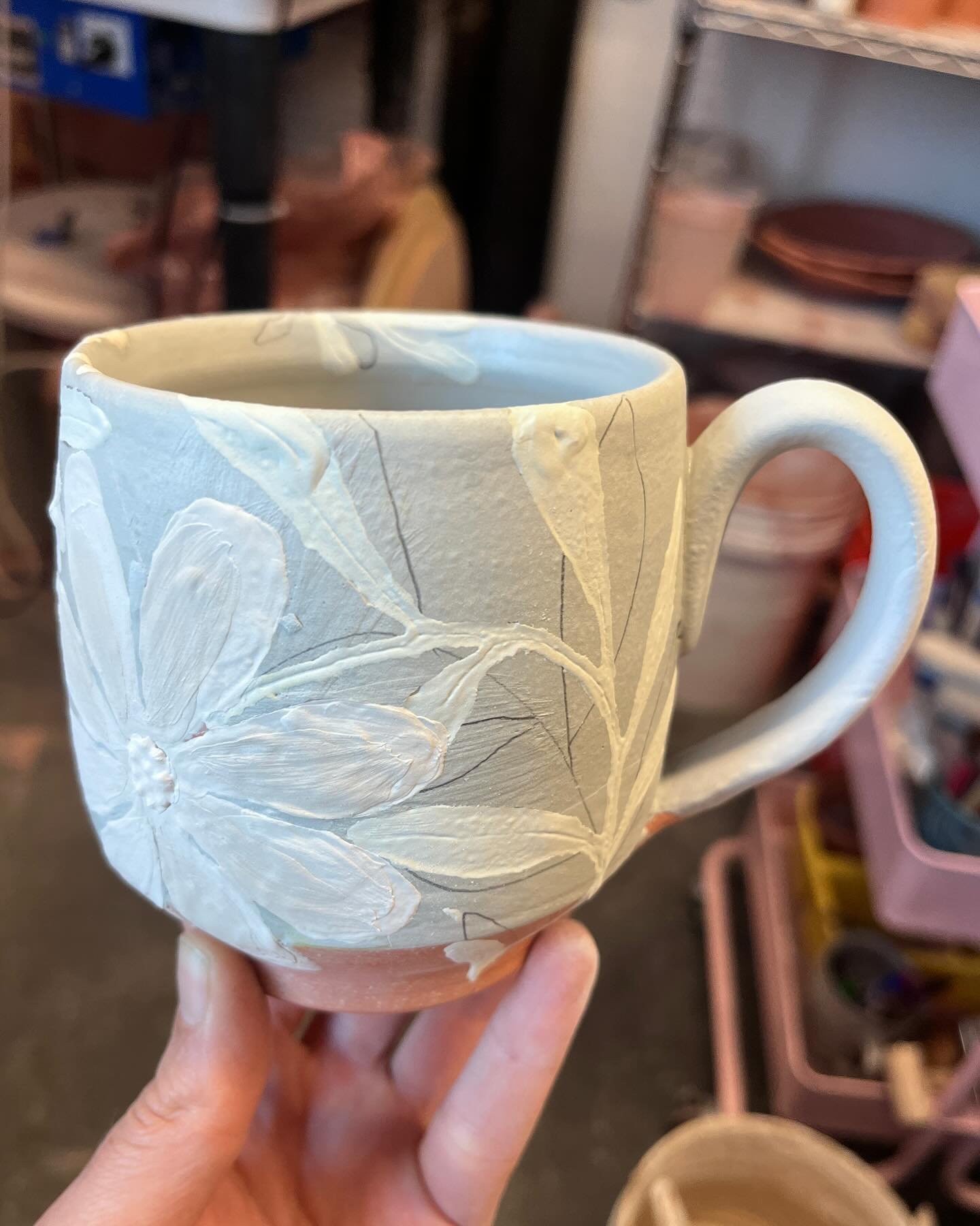 A little before ⚡️and after of this sweet cup. I love how the design stretches with the slope of the pot and shifts with the gravity as it melts. 

Want to learn about my glazing techniques? Check out my upcoming workshop with @pocosinarts May 22nd a