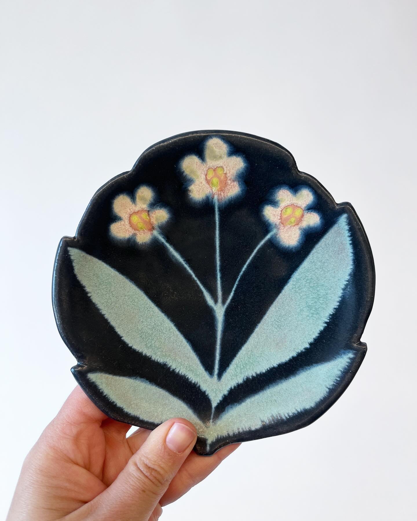 These are the first batch of flower dessert plates. Different from my hand built wall flowers and spoon rest, these being thrown and trimmed then I cut the edge to support my future decoration. My plan is the no longer make my tiny trinket dish that 