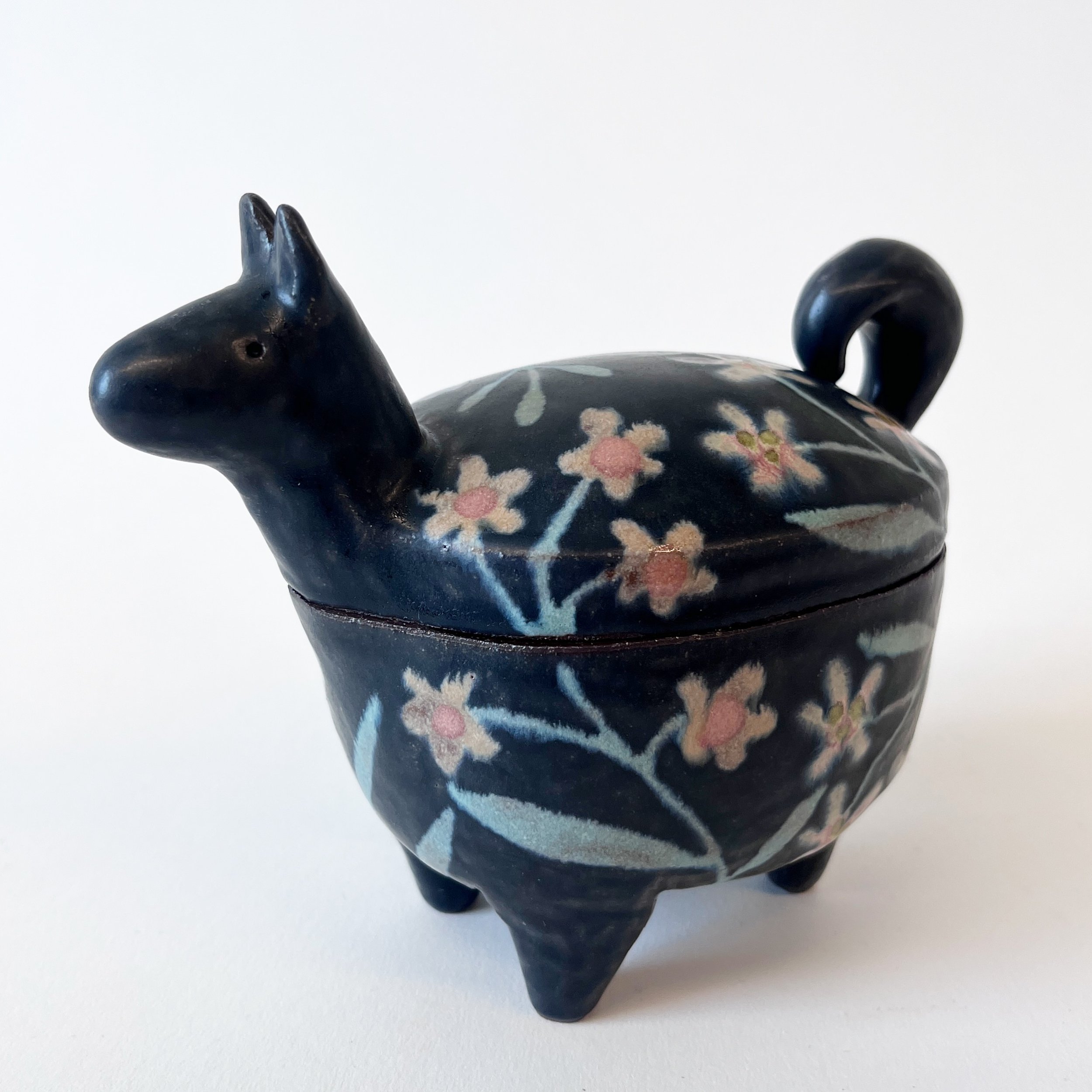 New work just added to my online shop including a couple animal jars!

#rutheasterbrookceramics