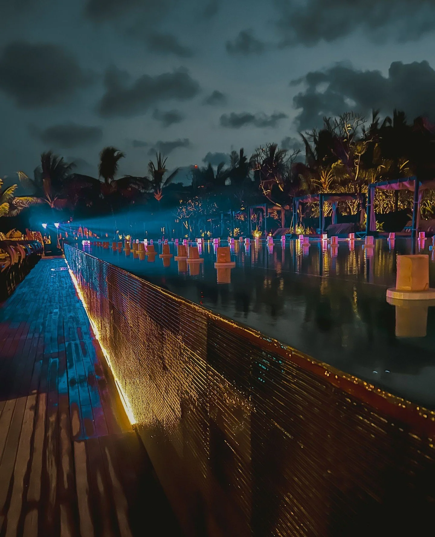 Lights, floating candles, pool! Evening pool party lit up with the expert touch of @focusproind #balievents