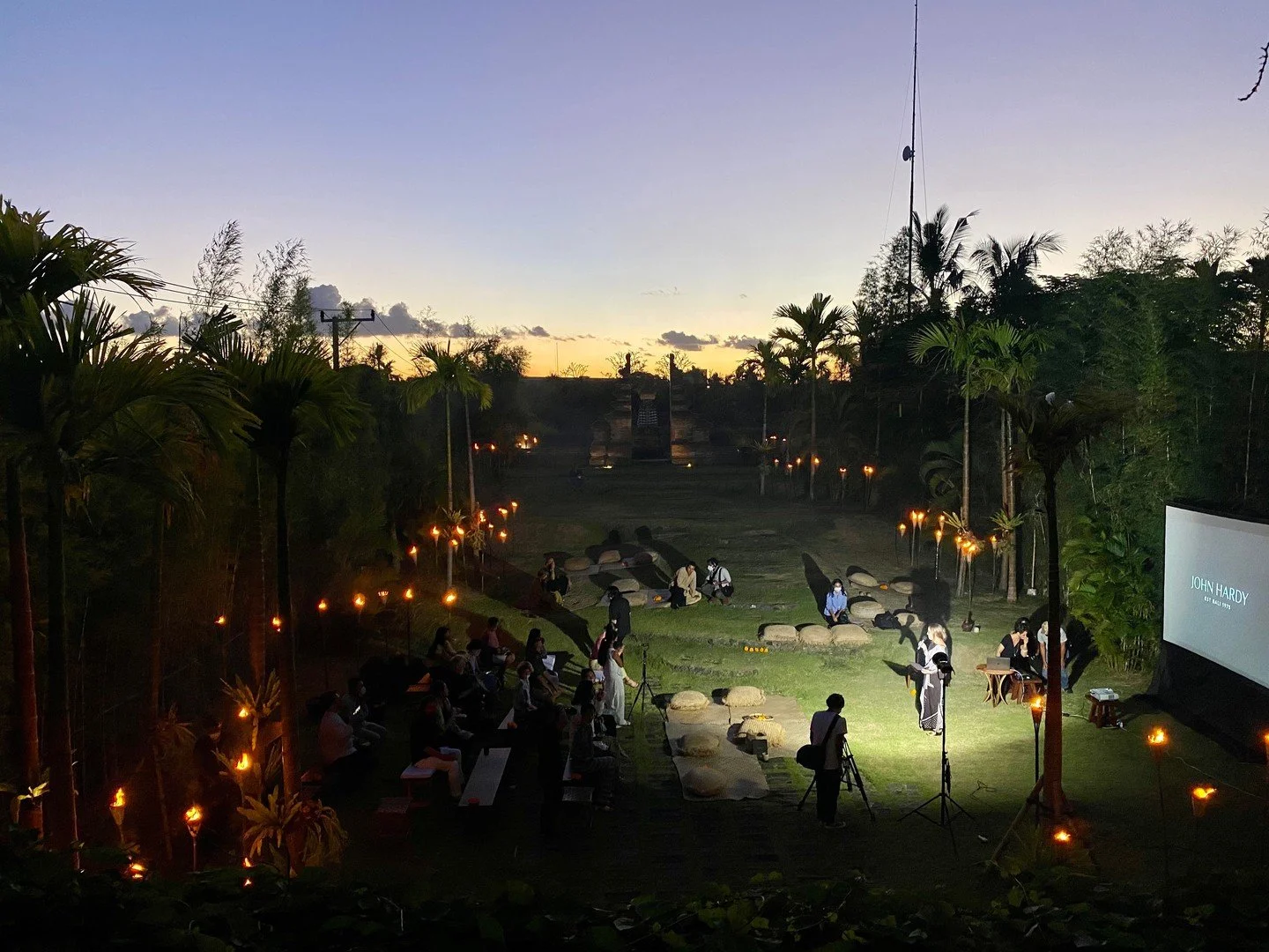 Into the night. We love playing with lighting and the beauty that the dark brings to an event. #balievents