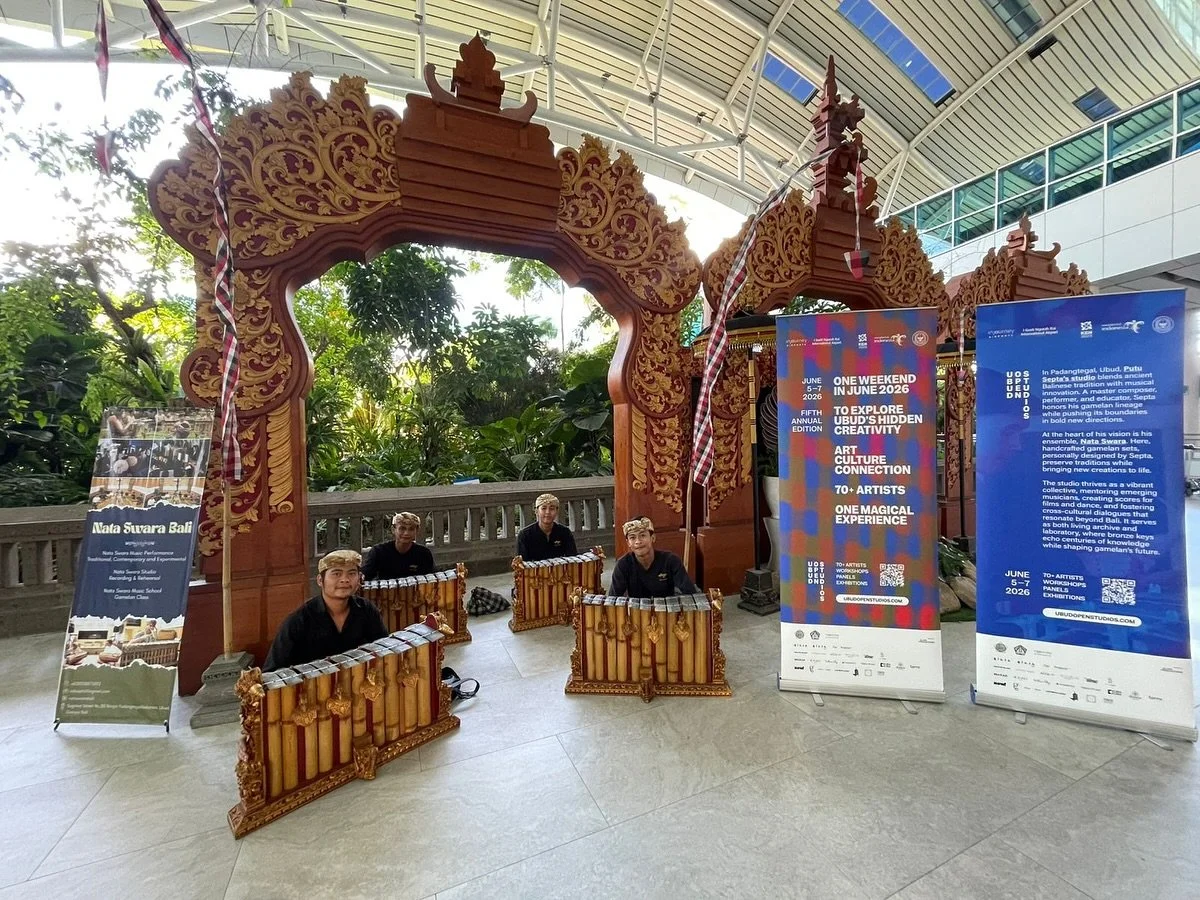 @ubudopenstudios heads to @baliairport! With @injourney.id, UOS created a mini Ubud studio experience at the airport featuring the amazing musical talents of @nataswarabali, a contemporary gamelan studio led by @putu_septa #ubudopenstudios
