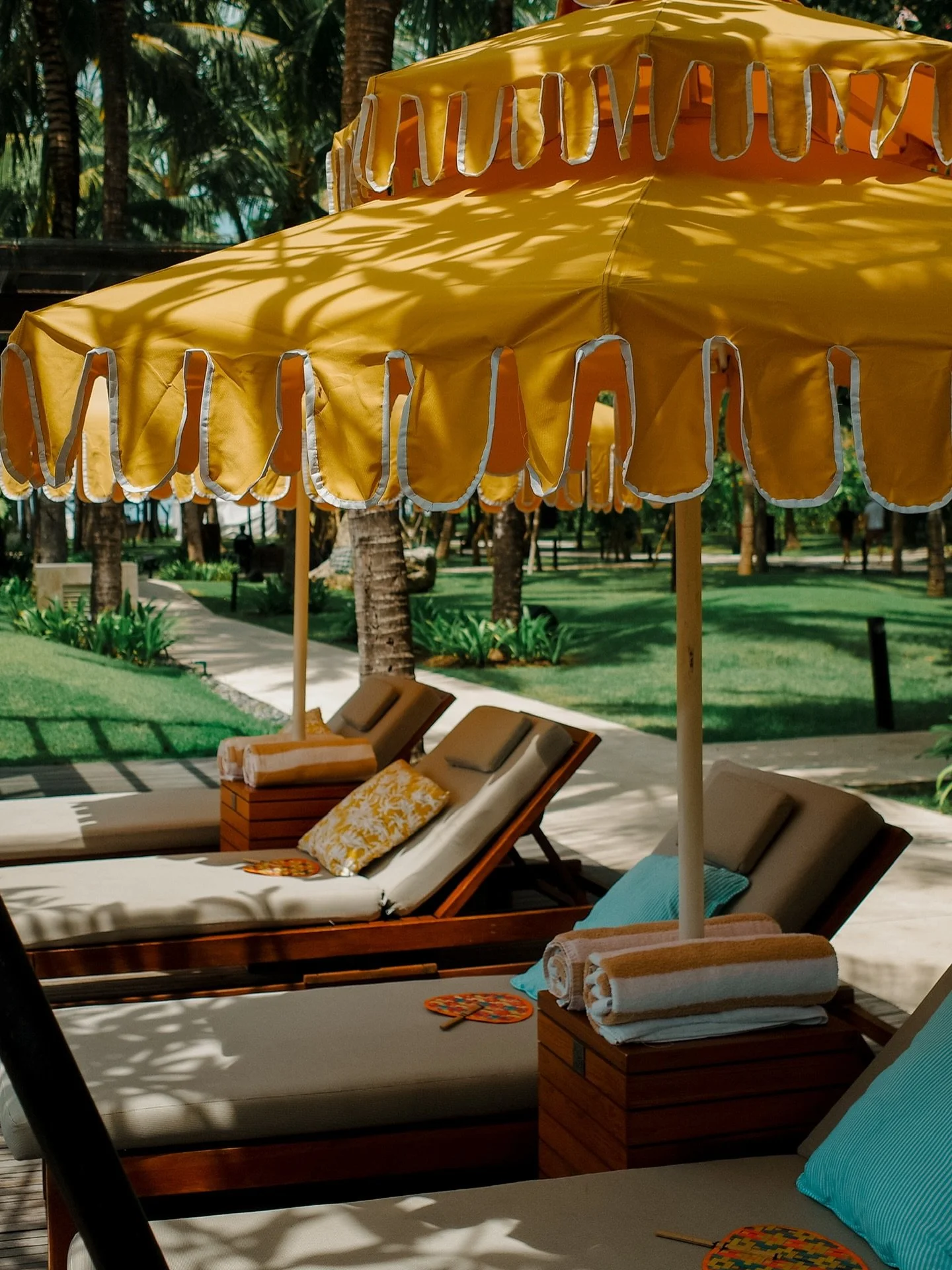 Fun and elegant pool party vibes with animal weaving station for the kids. #poolparty