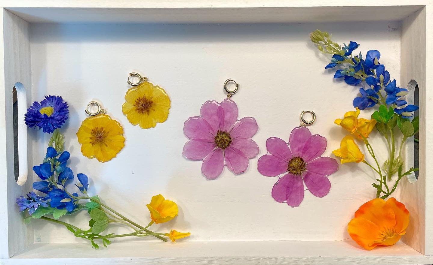 We have the perfect earrings for summer!! Real pressed flowers created by @joslincreates 🌹🩷🌷💜🌸💛🪻 

#sanfrancisco #localartists #shoplocal #haightandashbury #haightst #smallbusiness#haight #bayarea  #california #bayareaartists #community #suppo