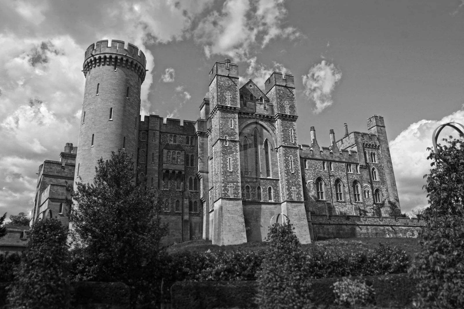 arundel_castle_black_and_white_by_jamestphotography-d55o4dz.jpg