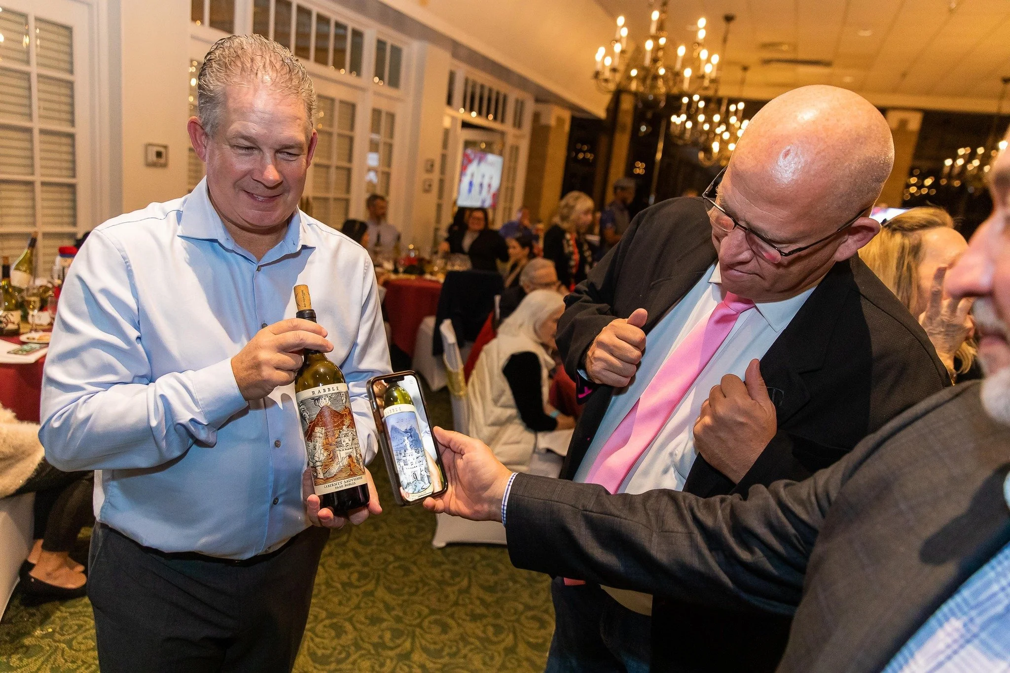 Jon Wolf shows his wine to Paul&Karl.jpg
