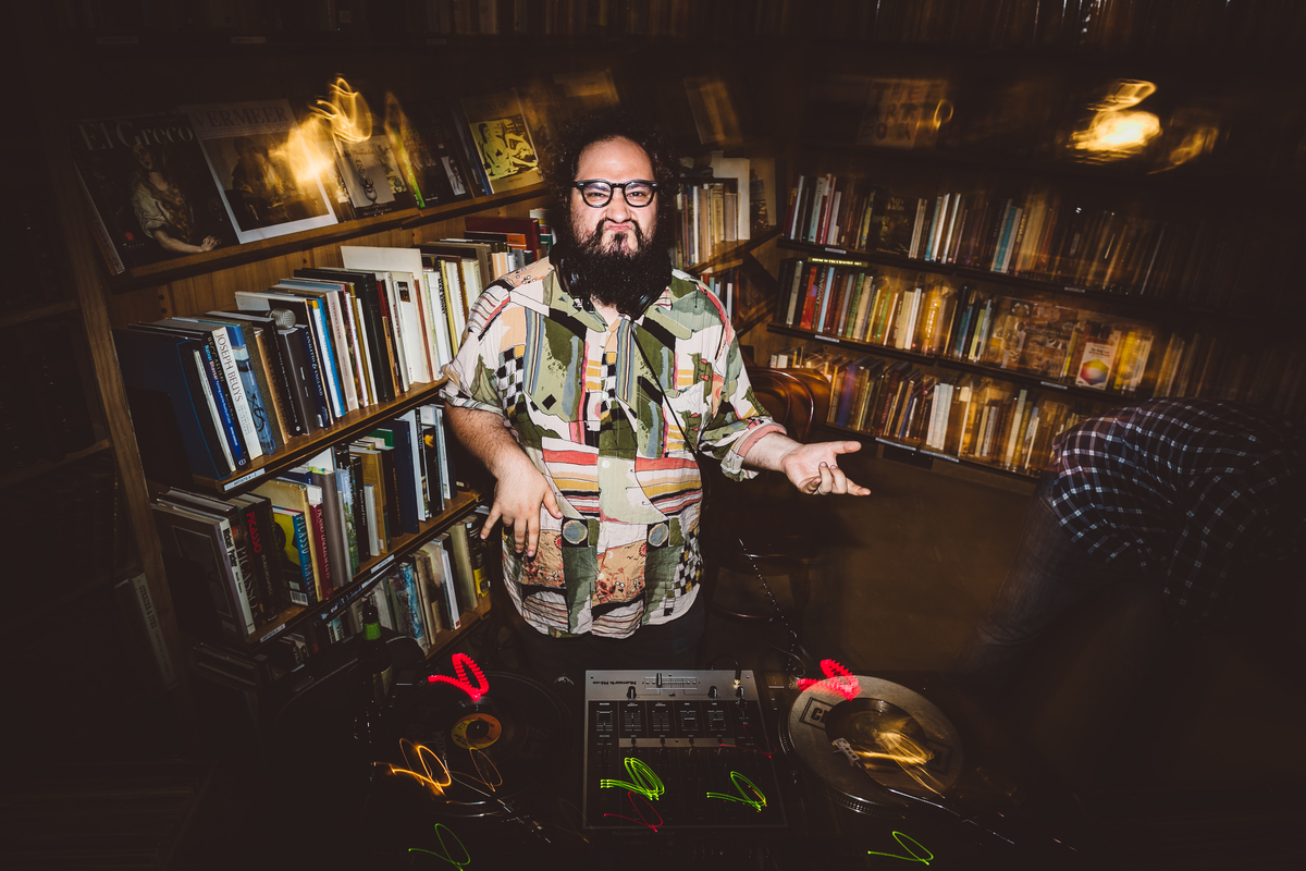VINYL RICHIE DEMONSTRATING correct air bass technique AT THE BENDOOLEY ESTATE BOOK BARN. Photo by milton gan
