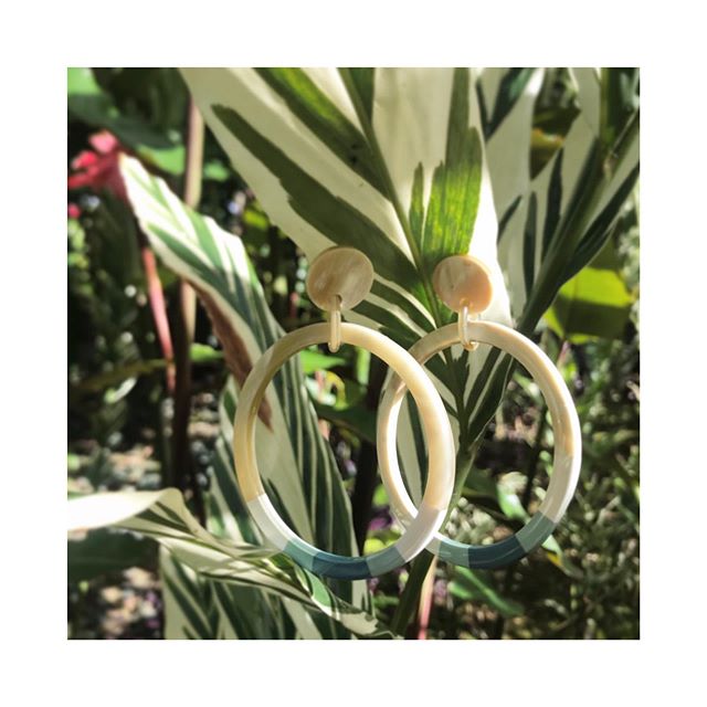 Playing hide and seek #nature #foreverinspiration #hideandseek #botanicalgardens #mariaxuan #earrings #hornandlaquer #natural #jewelry #artisanal #collection #mariaxuan #travelling #aroundtheworld
