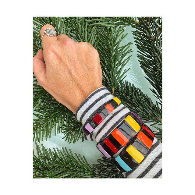 Stripes on stripes preparing the Christmas Tree 🎄 #rainbow 🌈 #mariaxuan #newbracelet #newcollection #artisanal #lacquer #findus #noelauxbastions #withmyfavorite #ring @eli_o_jewellery