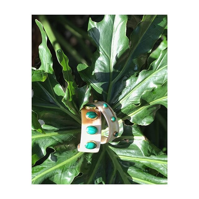Jungle love 🌴.
#mariaxuan #mariaxuanjewellry #bracelet #horn #malachite #artisanal #jewelry #bohemian #spirit