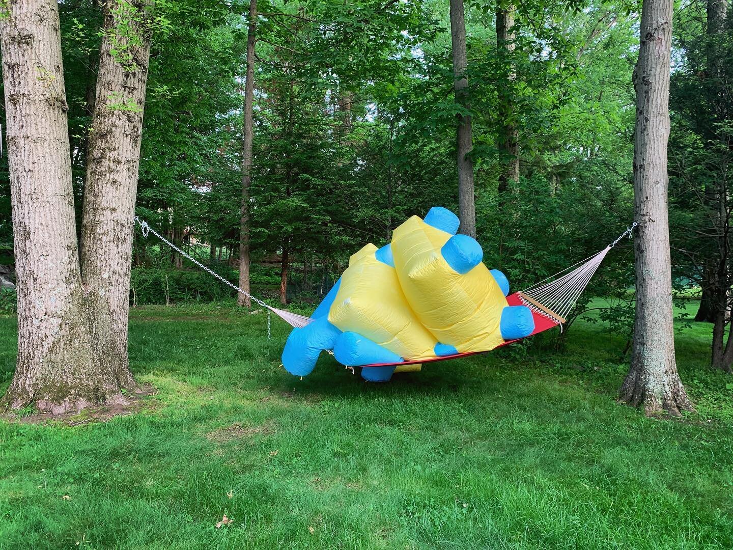 😴 Bull-Dozing (22/52) 🐮💤
&bull;
&bull;
Double Decker really leaning into the R&amp;R&hellip;🍃😌🌿 hope your weekend is as recharging as DD&rsquo;s!! 🔆💙💛
&bull;
&bull;
&bull;
#inflatable #fourwisecattle #wanderingcattle #balloon #sculpture #sof