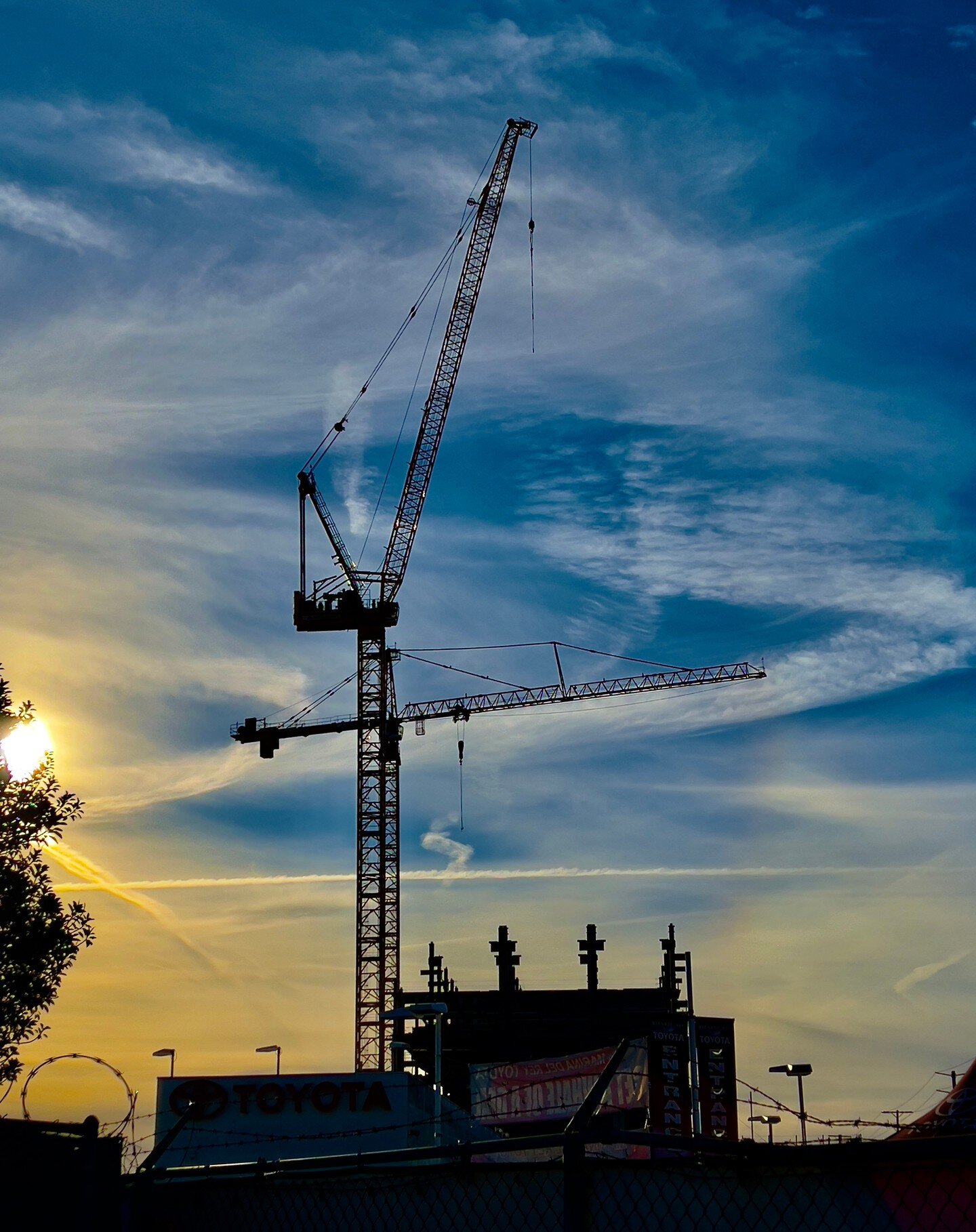 Building Castles In The Sky...
#construction #righttimerightplace #cranes #towercranes #mdr #marinadelrey #sunrise #sunrisephotography