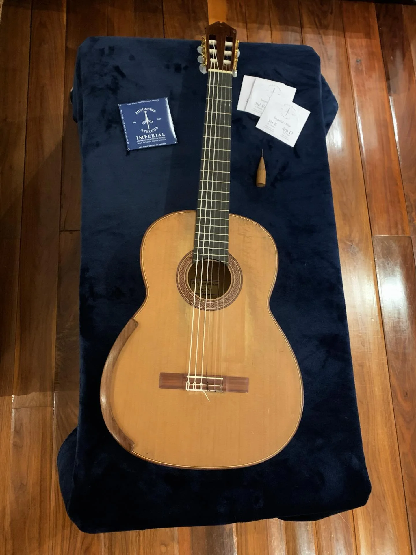 Restringing the Smallman with @augustinestrings Imperial Blues this evening ahead of my concert next week! 

I am proud to be part of the Augustine family of artists, and I love the clarity and warmth that these strings bring to my guitar 🎶

Any gui