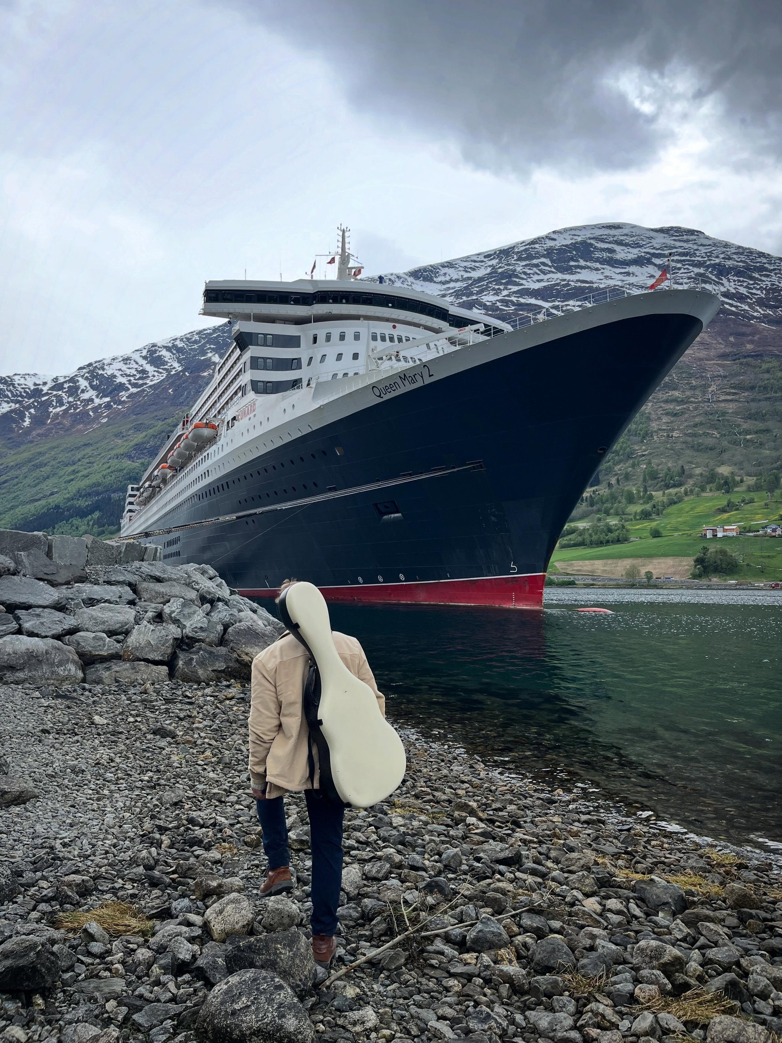 Great to be back performing aboard the beautiful Queen Mary 2 on her voyage to the Norwegian Fjords this week 🇳🇴🏔️🚢 

Thank you to @cunardline for having me and to the wonderful concert audiences 🎶🙏

📸 @kieraatay