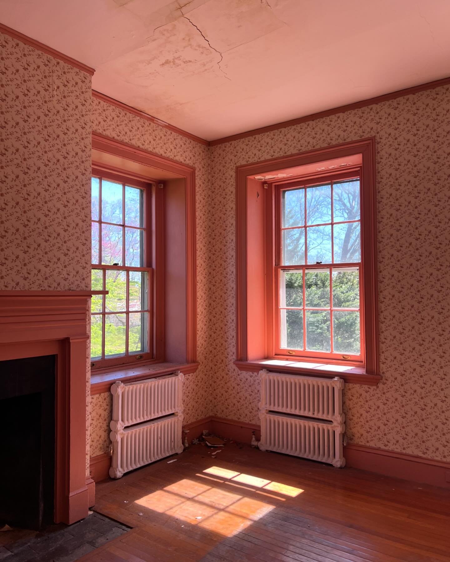 What a normal day looks like touring haunted mansions in northern NJ. So many beautiful textures, colors, and spaces. And surprises!
.
.
.
(Sidenote- I never bring judgment when I view a space though I will bring a good sense of humor. It&rsquo;s alw