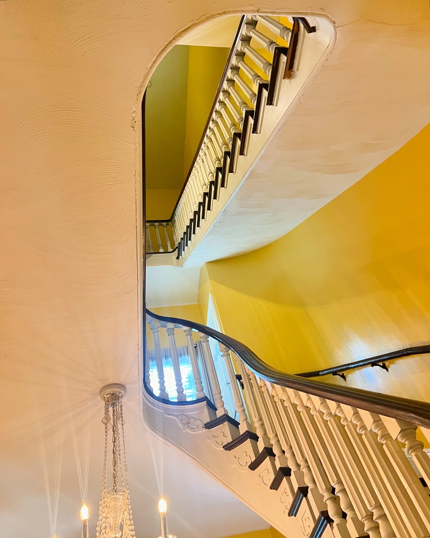 Well, it looks like it&rsquo;s the season of fancy staircases. 

If you want to feel really dizzy, the vertical line of the white ceiling is perfectly straight up and down. Color and shape have everything to do with how we perceive spaces. Pretty tri