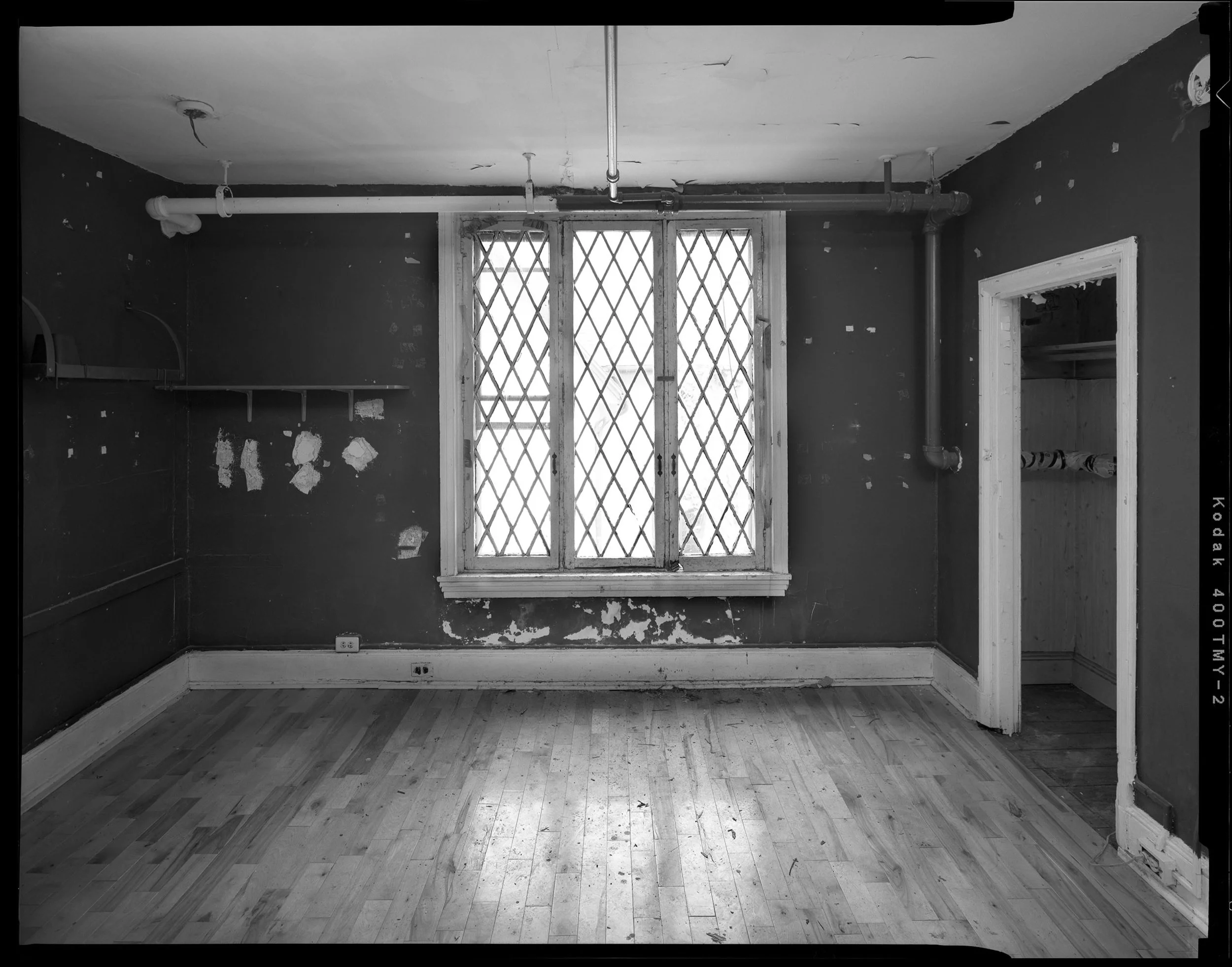 Bedroom_No_2_Showing_Window_and_Closet.jpg