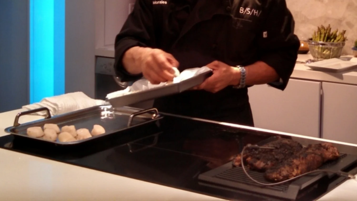 Searing scallops on a teppanyaki pan and steak using the grill accessory on the Bosch model NITP666UC induction cook top