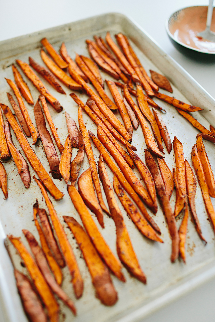 brookecourtney_sweetpotatofries_ovenbaked_frysauce-16.jpg