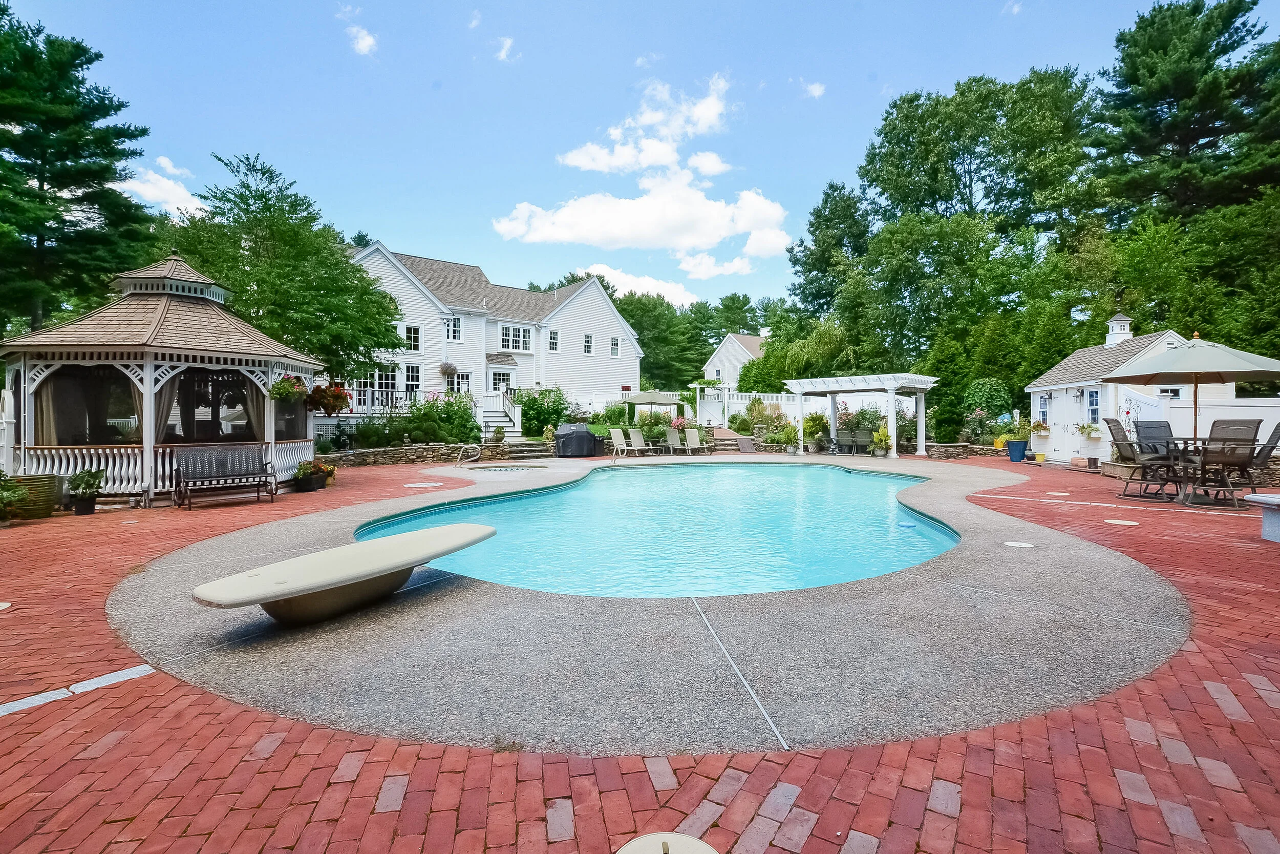 070-Pool-3089940-large.jpg