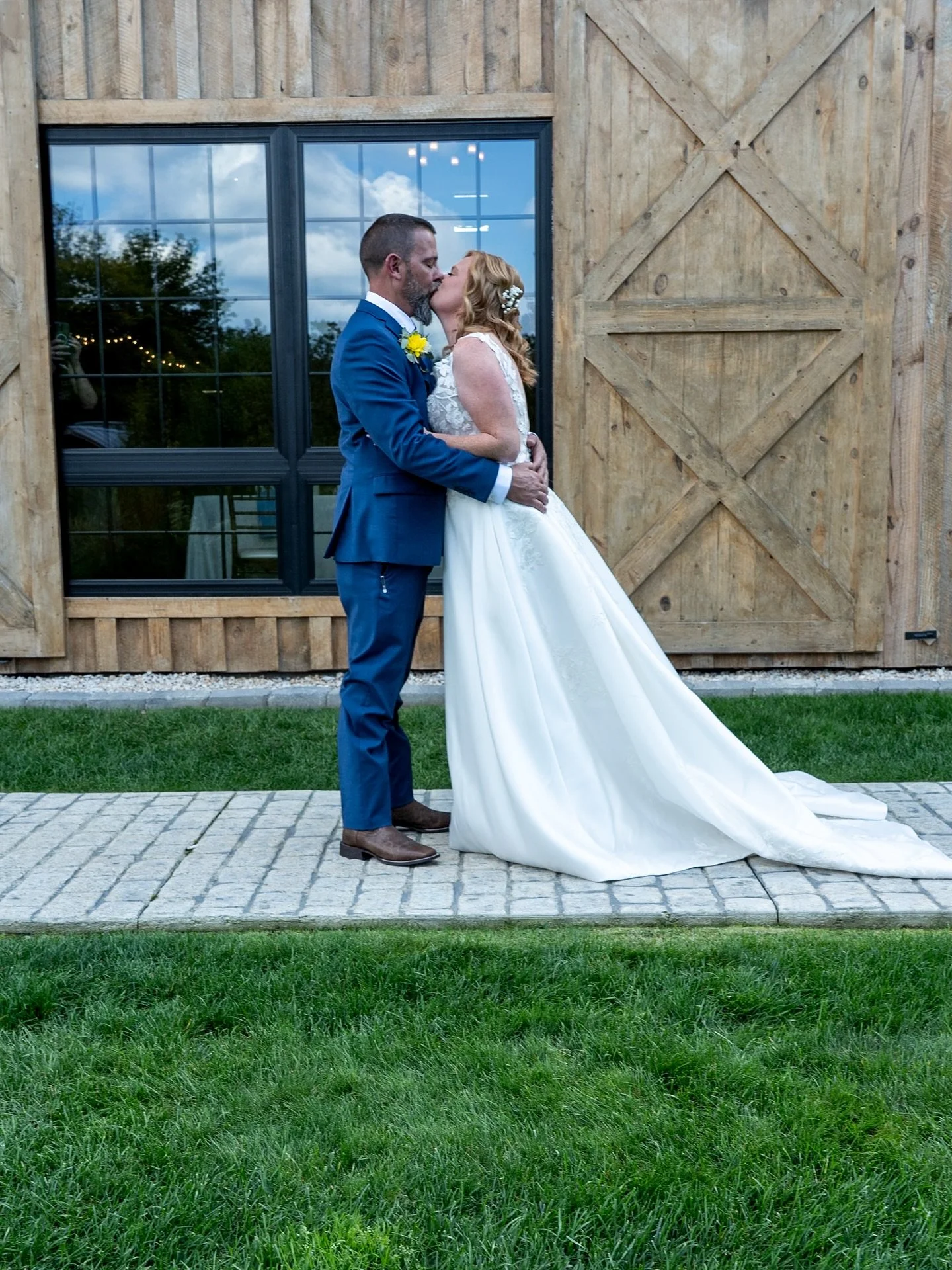 Like It’s The First Time 🥹♥️
✨ Venue: @barnatbullmeadow
💫 Hair: @the.mandala.room
☀️ Makeup: @beautybyjilltilton
#TheseTwo #OneHeart #LoveInEveryThread #FirstLook #Authentic #SimpleLove
#CherryTrailsPhotography
#VisualPoetry
#FineArt