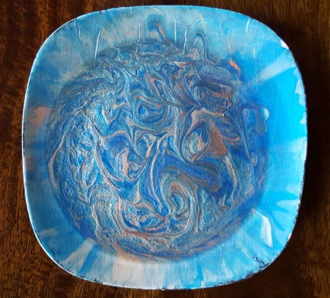 Table Art Plate in Blue and Gold Pour Acrylics 01_1.jpg