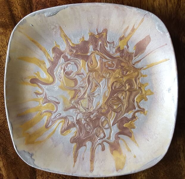 Table Art Plate in Gold & Bronze & S ilver Pour Acrylics 01_1.jpg