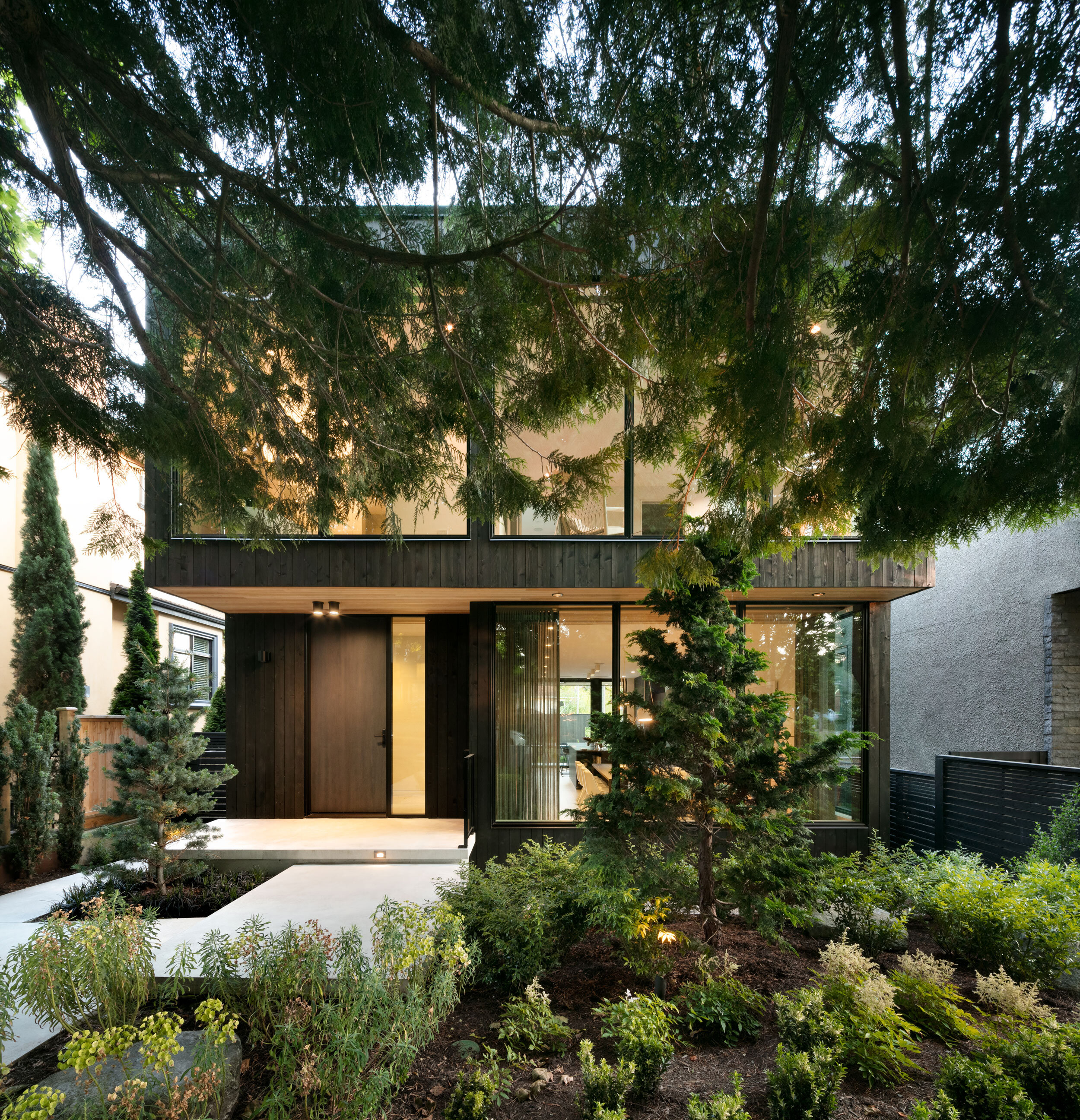  Location: Vancouver, BC / Size: 310 sq m / Completed: 2020  Photos by: emapeter.com / Interiors by: project22design.com / Landscape by: aloedesigns.com   