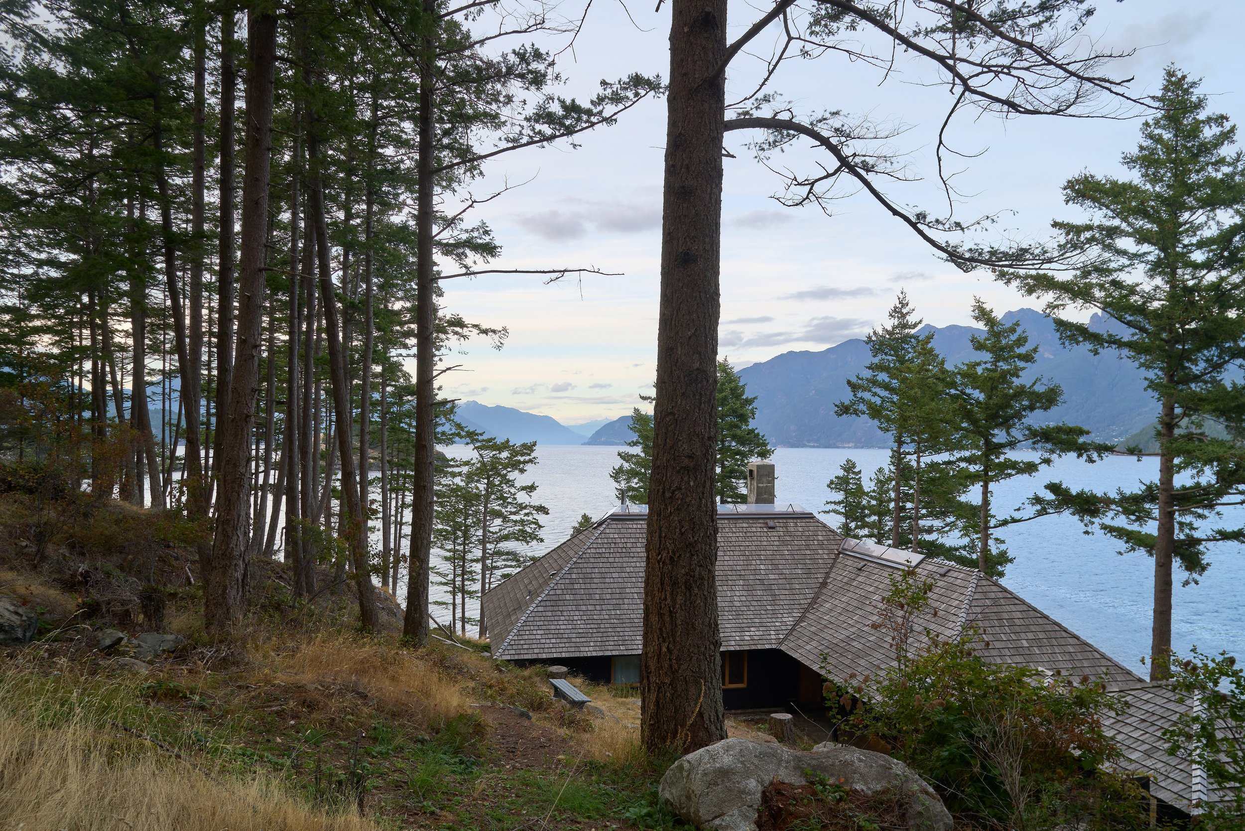  Location: Bowen Island, BC / Size: 200 sq m / Original House 1972, Renovations Completed: 2022  Photos by: silentsama.com / Construction by: elevatedbc.ca   