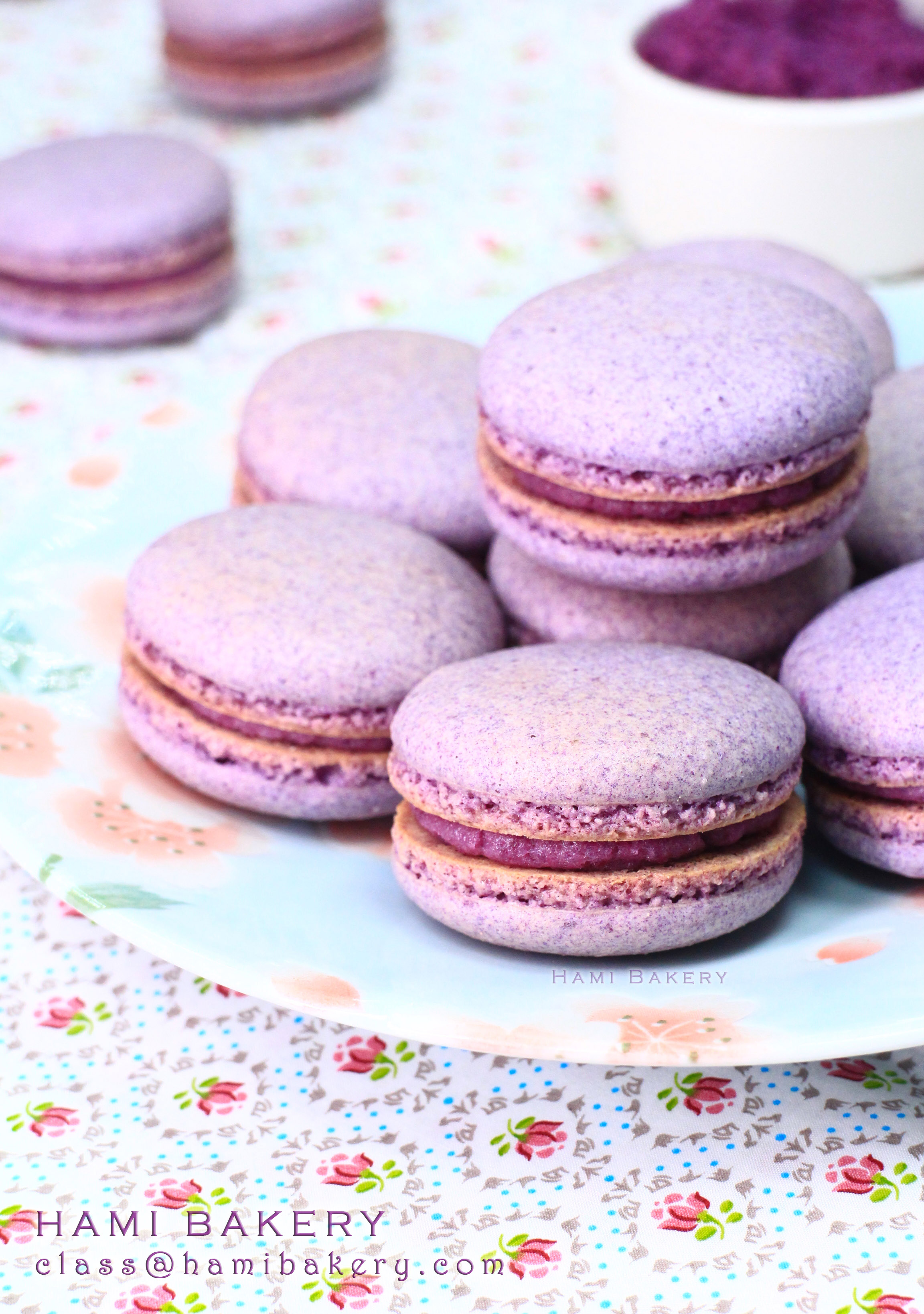 《紫薯黑糖Macaron》 2小時30分鐘一堂, 每人$400/堂, 可做 12-15個Macaron 23/8 Fri 7:00pm 20/9 Fri 7:00pm 學習及實習咖紫薯黑糖味Macaron外殻 學習做紫薯黑糖饀料 *可冷藏保存1週食用*
