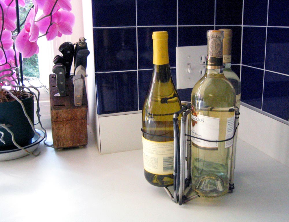 A folding wine rack tote that allows one to transport and present wine for any occasion.