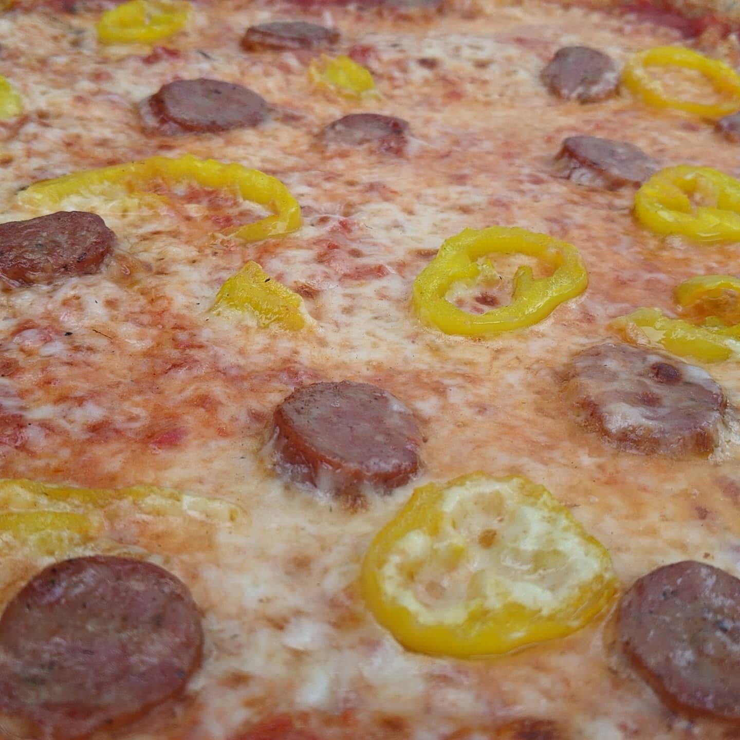 Lil' Smoky!  Artisan Smoked Sausage with Yellow Peppers

#weddingpizza #pizzawedding #centralpaweddings #centralpacaterer