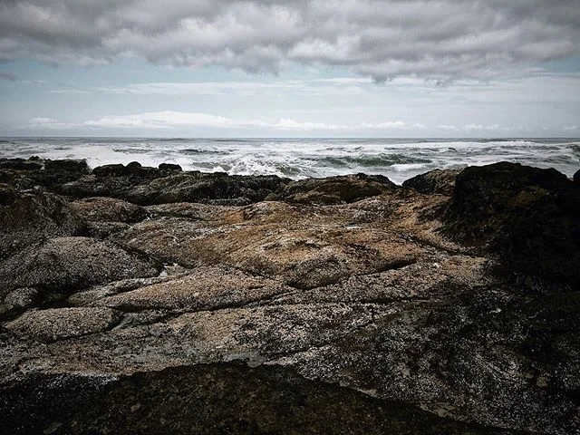 Contrast. #oregon #oregoncoast #yachats #beach #coastline #horizon #travel #wanderlust #peaceful #beachrocks