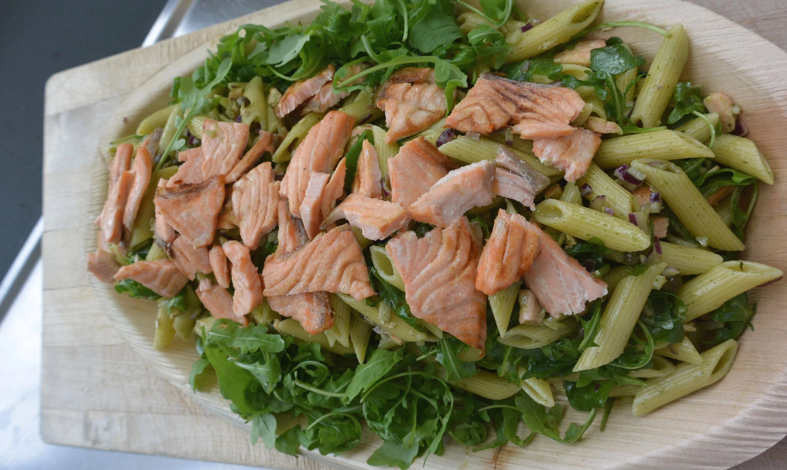 Savulohi-pastasalaattia