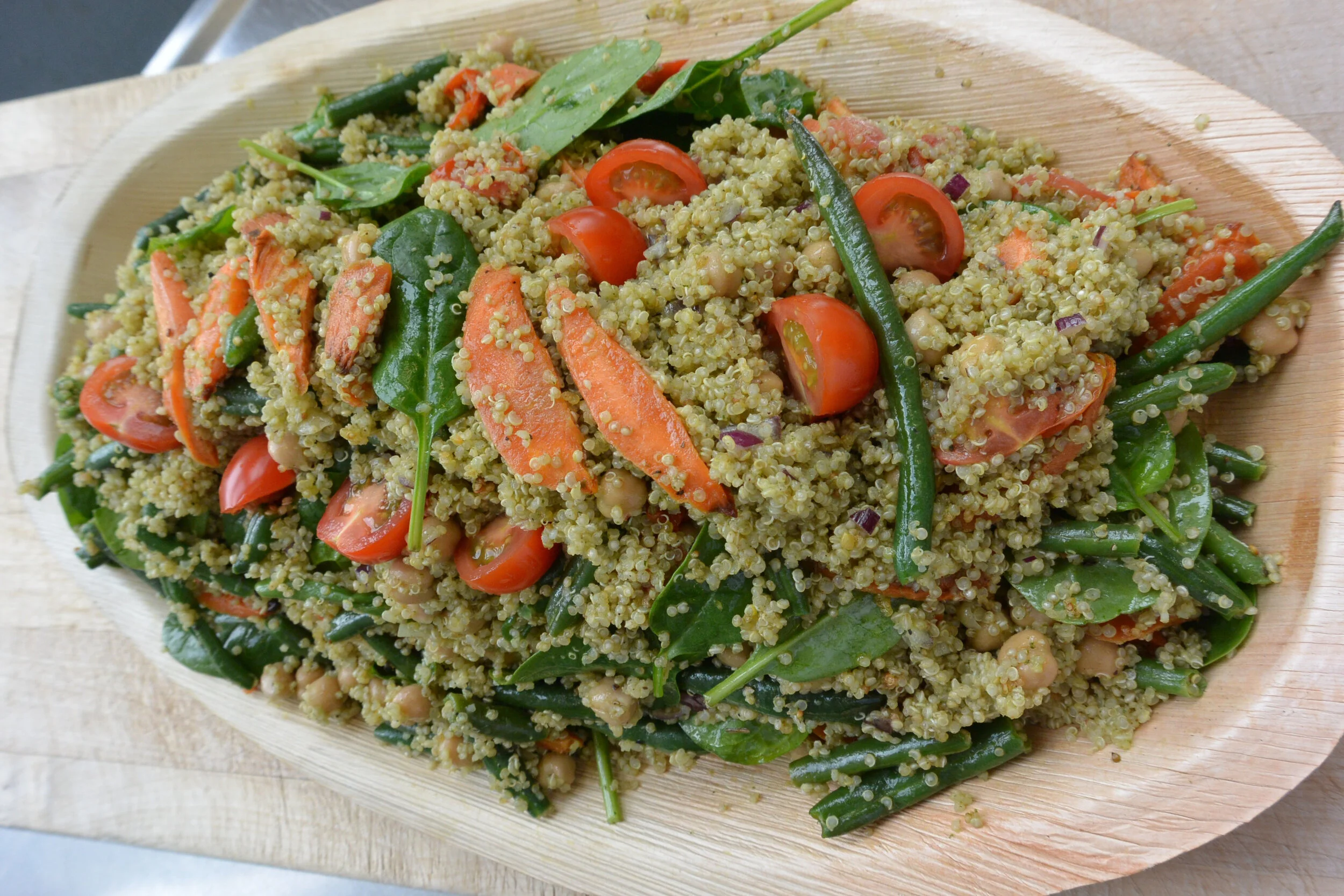 Kvinoa-kasvissalaattia