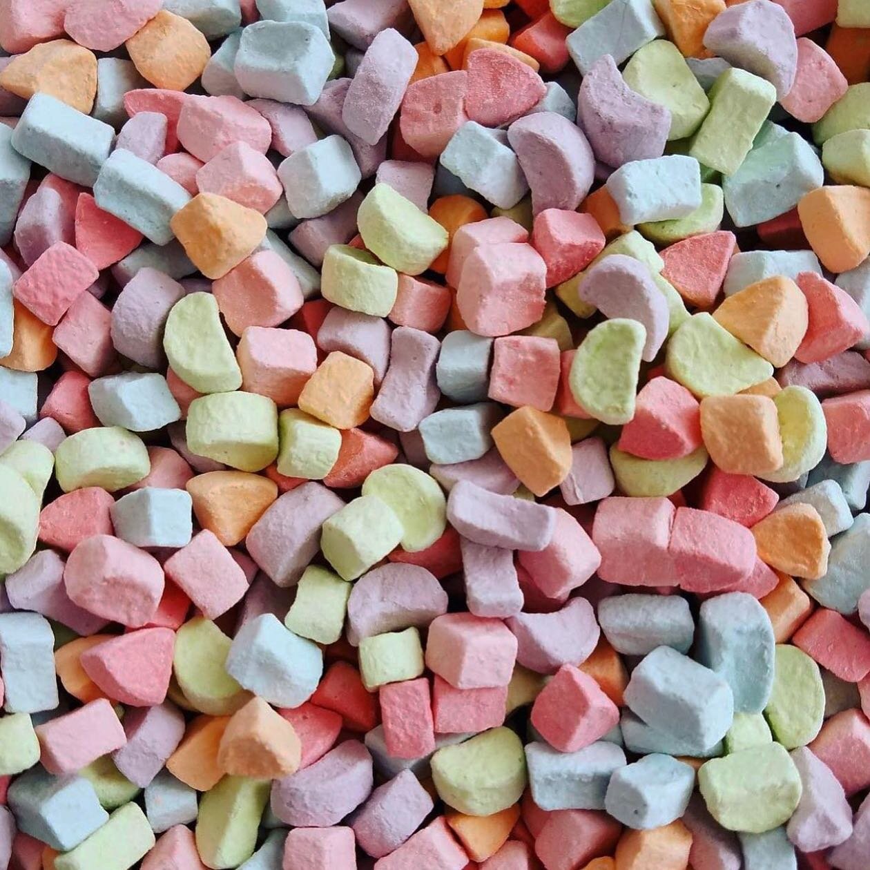 Back in stock❕Charms! Mini dehydrated marshmallows, perfect for snacking, topping your fav cereal, or on top of hot cocoa. 🍭
.
.
#luckycharms #minis #hotcocoa #candiedanchor #montauk #tastetherainbow #happymothersday #pastelrainbow