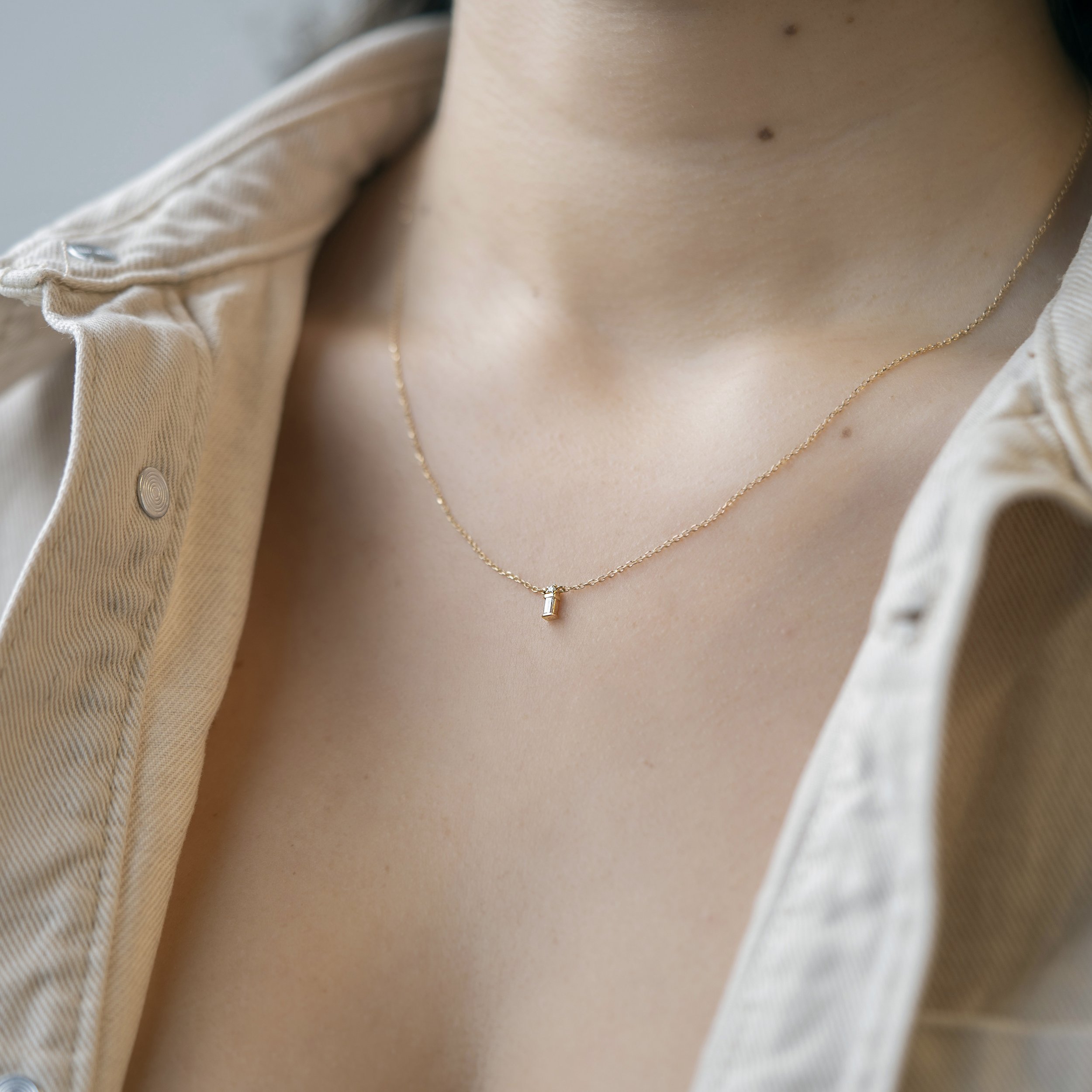 necklace_accented-baguette-diamond_18_700_3.jpg