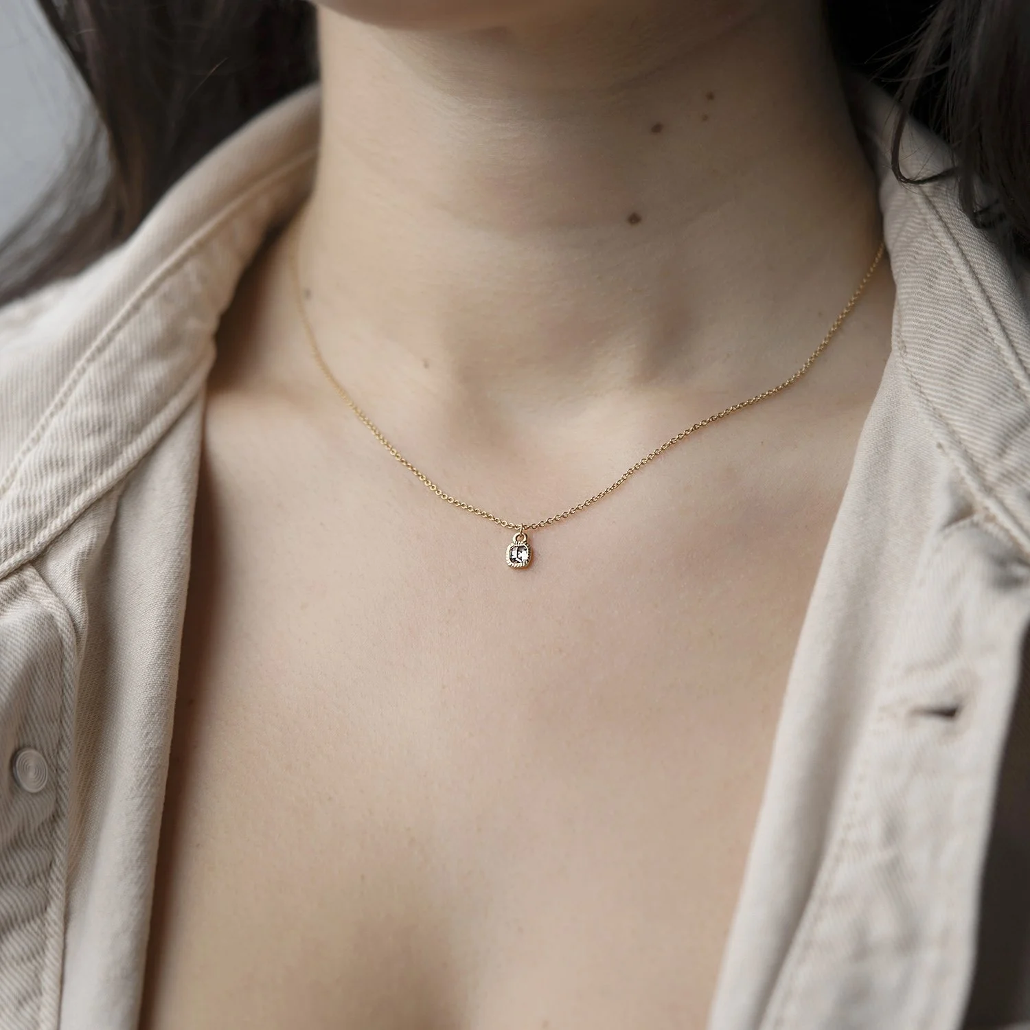 necklace_grey-diamond-textured-bezel_16_700_3.jpg