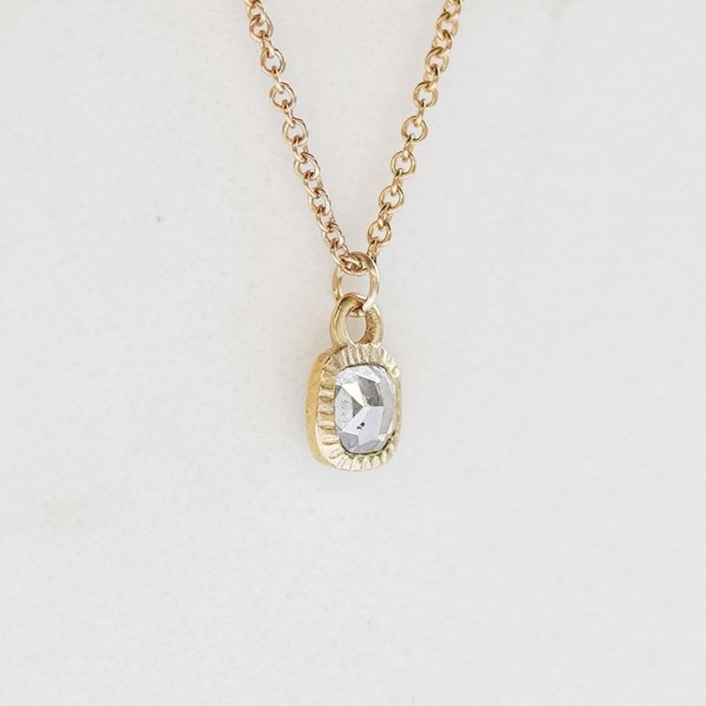 necklace_grey-diamond-textured-bezel_16_700_1.jpg