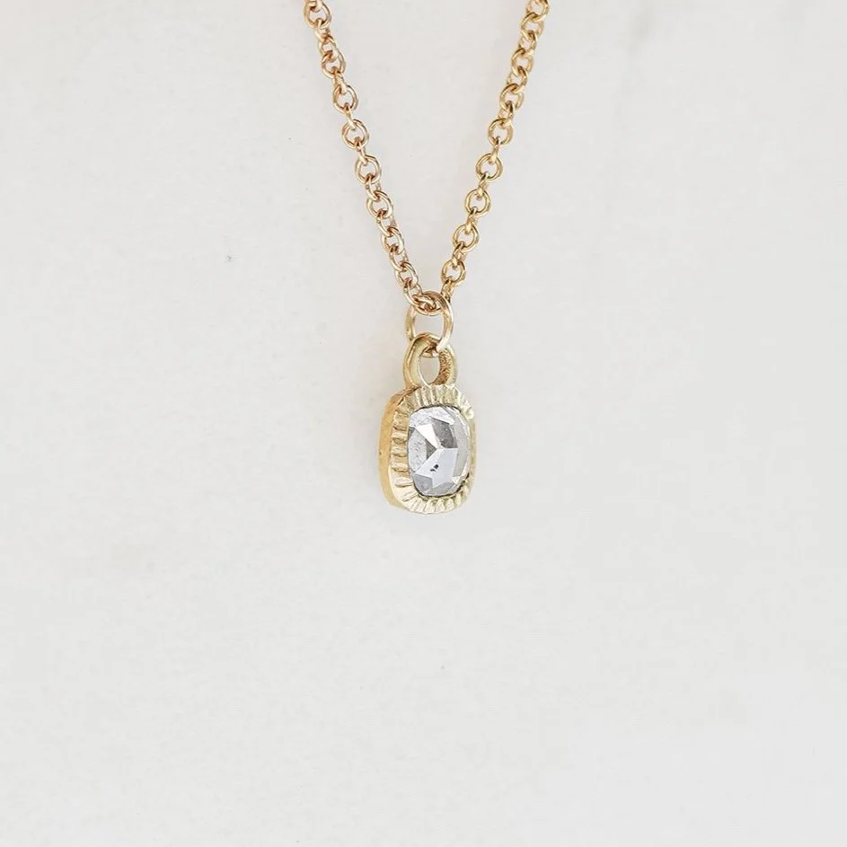 necklace_grey-diamond-textured-bezel_16_700_1.jpg
