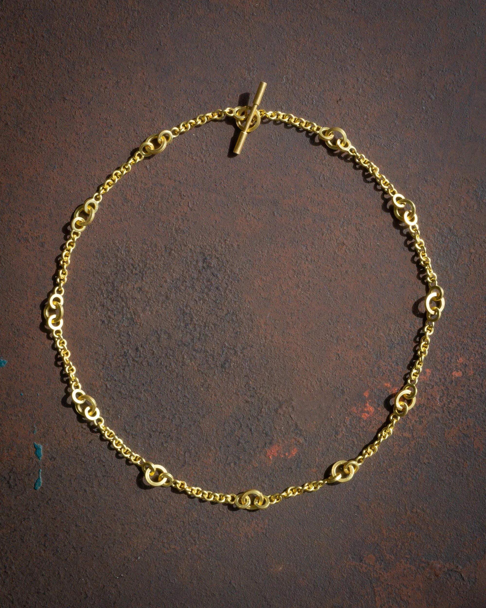 Triadic Chain full view of small dimension necklace.