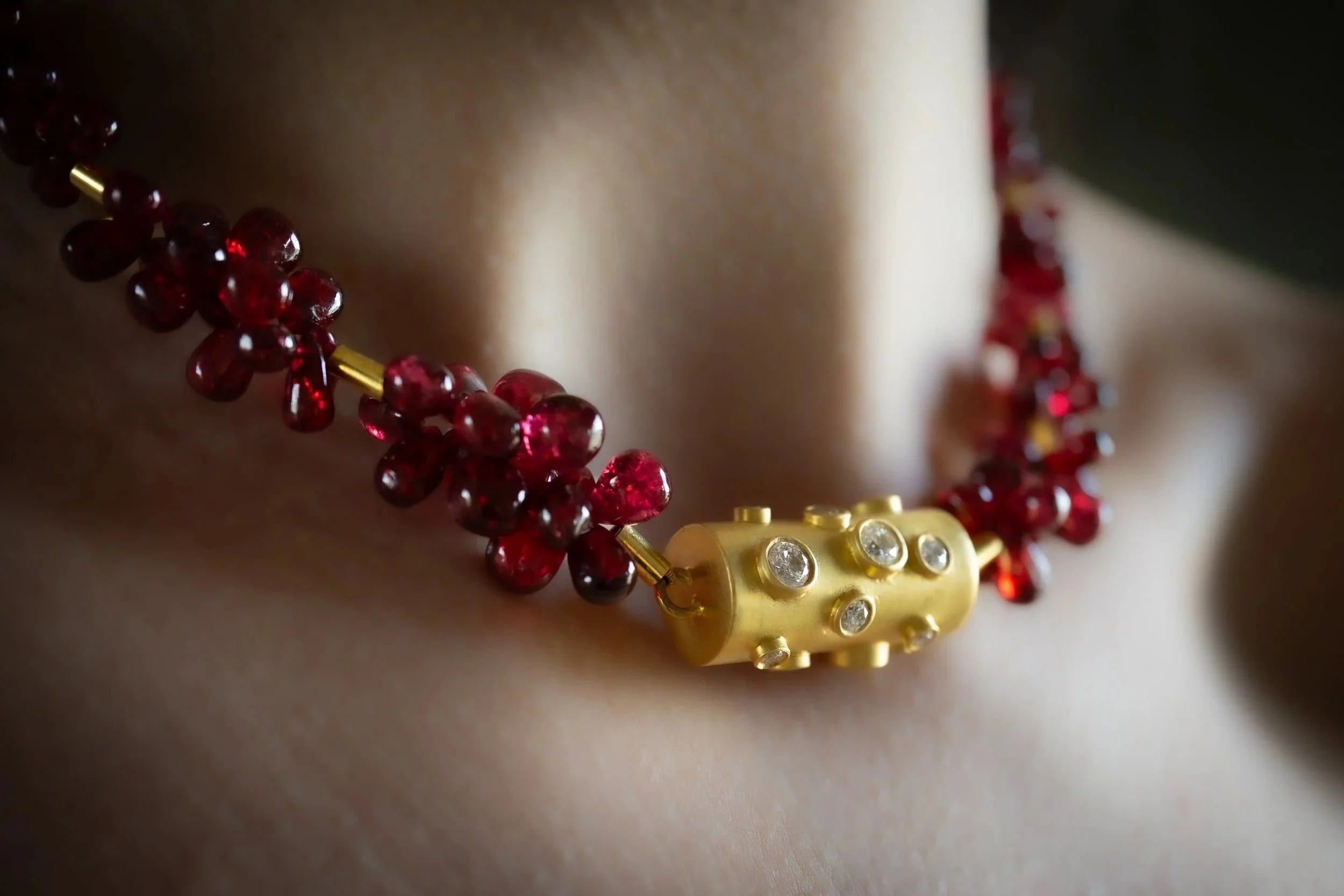 Tears of Aphrodite, Variation on a Theme No. 3 on the body, closeup of spinels and central barrel bead with diamonds.