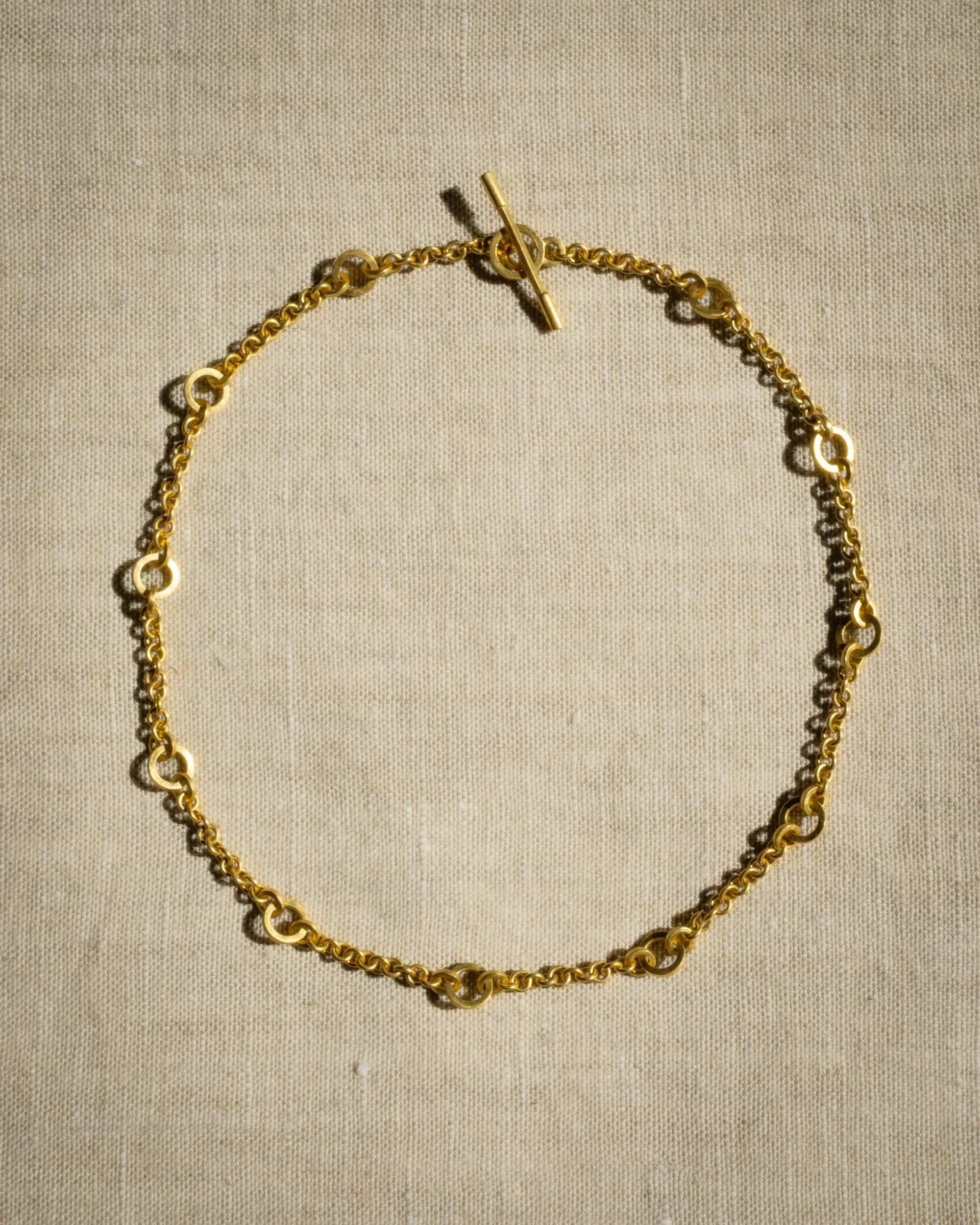 Triadic Chain full view of large dimension necklace.